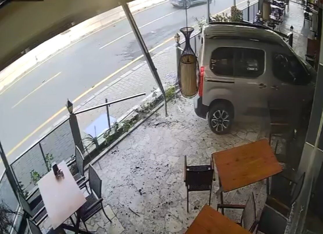 Aydın'ın Efeler ilçesinde 15 yaşındaki E.E.C.'nin kullandığı ticari araç, diğer