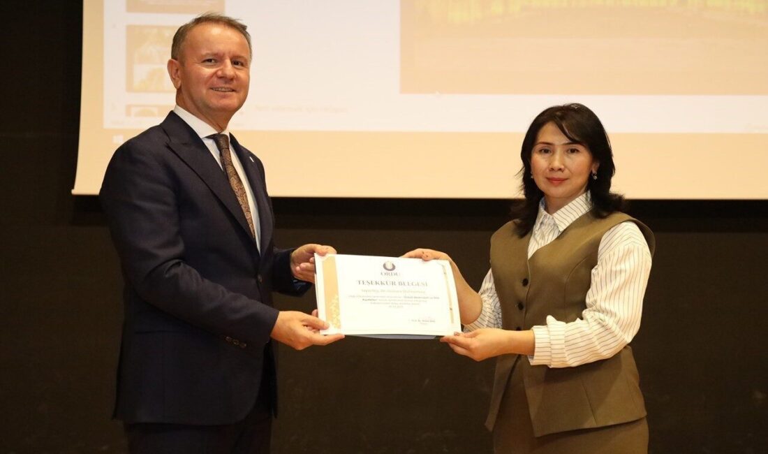 Ordu Üniversitesi’nde Özbek Medeniyeti ve Kıyafetleri Üzerine Kültürel Vurgular Yapıldı Ordu Üniversitesi'nde düzenlenen "Özbek Medeniyeti ve Milli Kıyafetleri" söyleşisinde, Türkiye