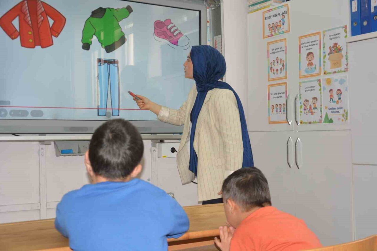 Ünye’de Eski Öğrenci Hanife Gül ile Öğretmeni Songül Cüni Aynı Okulda Görev Yapmaya Başladı