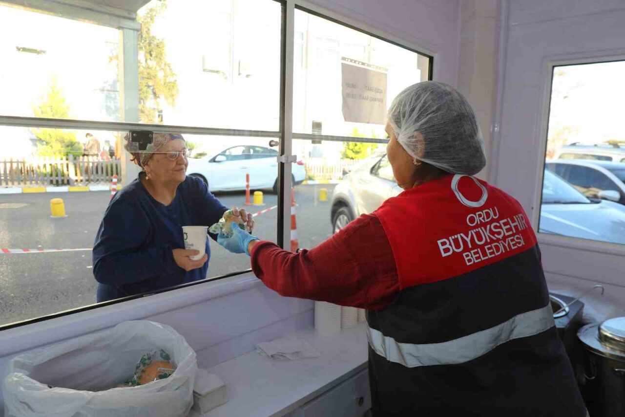 Ordu’da Hastanelere Gelen Vatandaşlara Ücretsiz Sıcak Çorba İkram Ediliyor