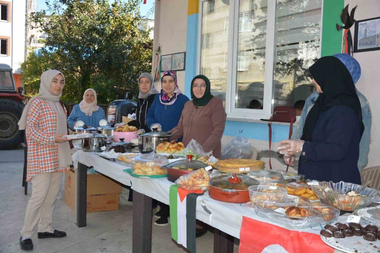 Ünye'de "Gazze İçin El Ele" sloganıyla düzenlenen hayır çarşısında, Filistinli