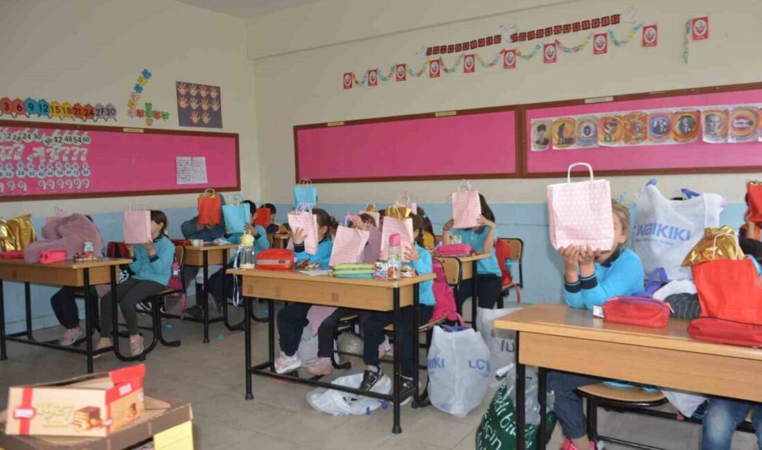 Ünye’de Sosyal Sorumluluk Projesi Kapsamında 19 Öğrenciye Hediye Dağıtıldı Ünye ilçesindeki Yenikent İlkokulu'nda düzenlenen sosyal sorumluluk projesi ile 19