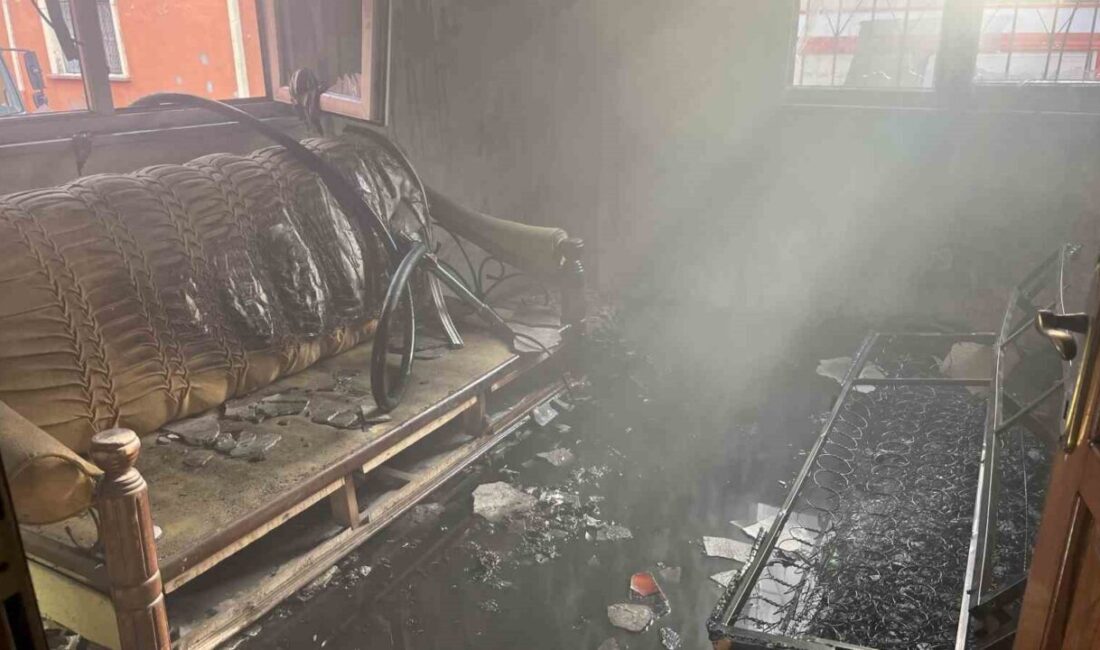 Ordu'nun Ünye ilçesinde metruk bir evde çıkan yangın, itfaiye ekiplerinin