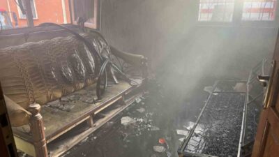 Ordu'nun Ünye ilçesinde metruk bir evde çıkan yangın, itfaiye ekiplerinin