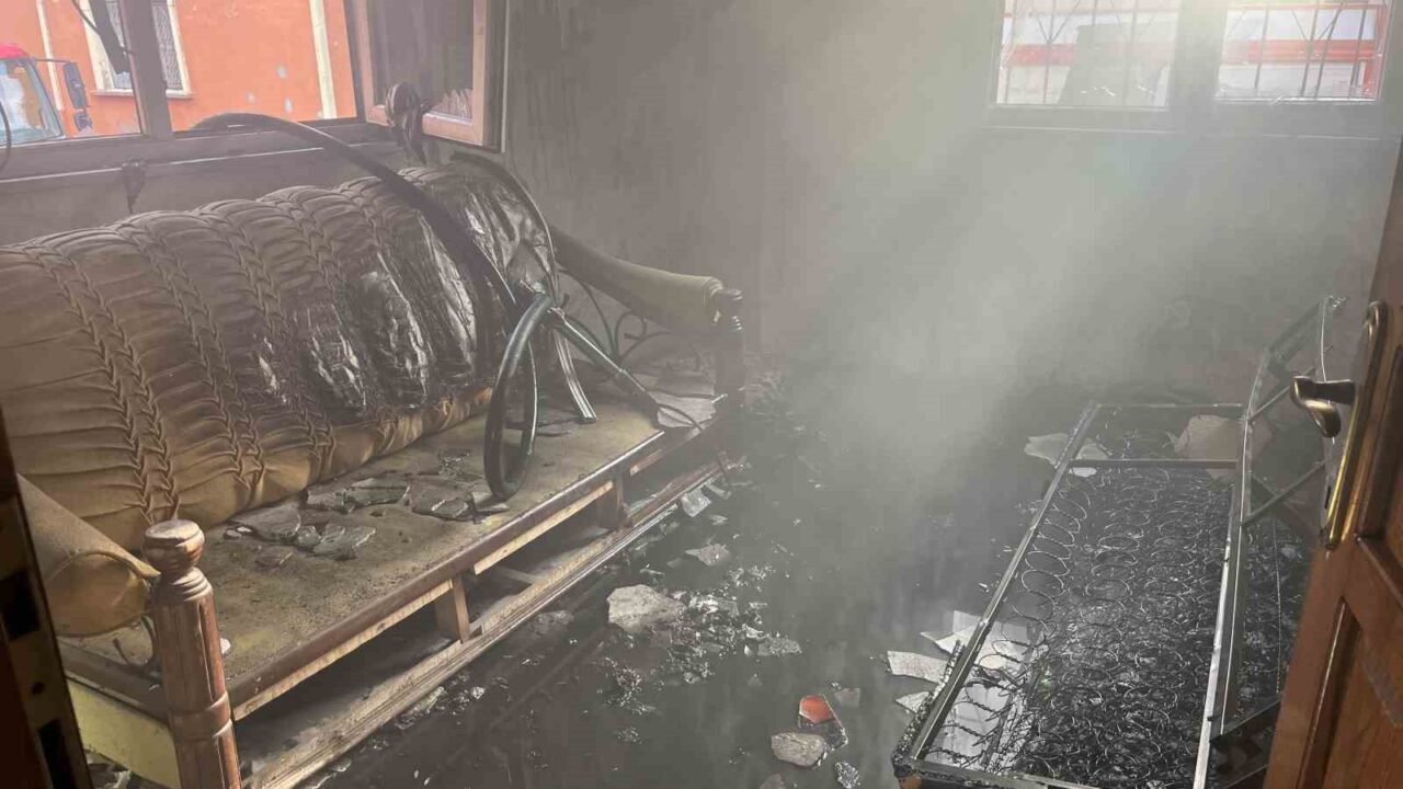 Ordu'nun Ünye ilçesinde metruk bir evde çıkan yangın, itfaiye ekiplerinin