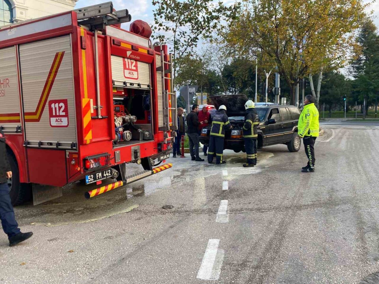Ordu’nun Ünye ilçesinde seyir halindeki bir otomobilin motor kısmında çıkan