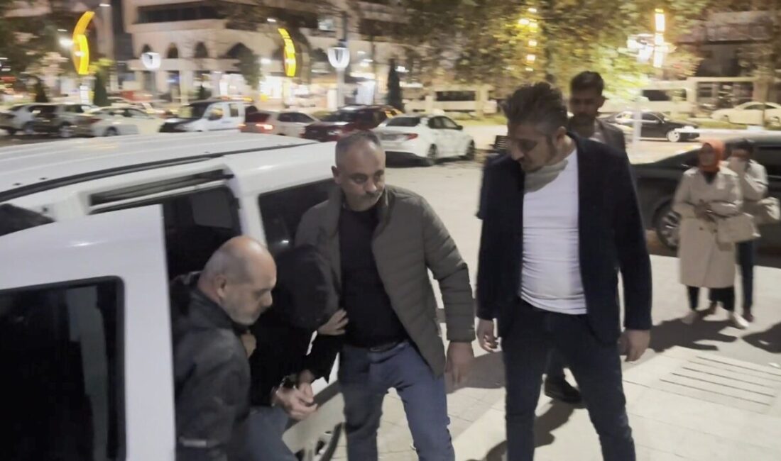 Fatsa’daki Kuyumcudan Altın Çalan Polis Zanlısı Diyarbakır’da Yakalandı Ordu'nun Fatsa ilçesinde kuyumcuyu soyan özel harekat polisi C.Y. (28),