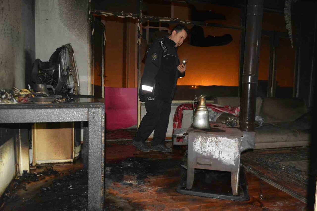 Ordu’nun Ünye ilçesinde bir apartmanın 4. katında çıkan soba yangınında