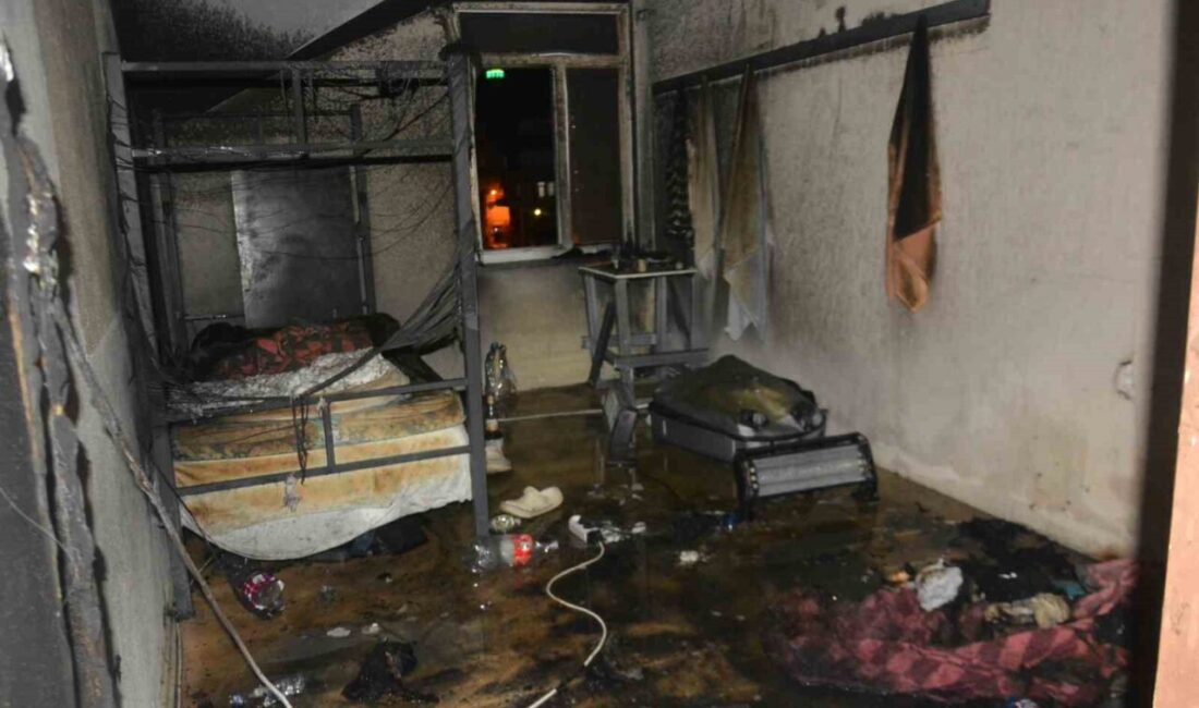 Ünye’de İşçilerin Kaldığı Binanın Çatı Katında Yangın Çıktı, İtfaiye Ekipleri Olayı Kontrol Altına Aldı Ordu'nun Ünye ilçesinde, işçilerin yaşadığı bir binanın çatı katında çıkan