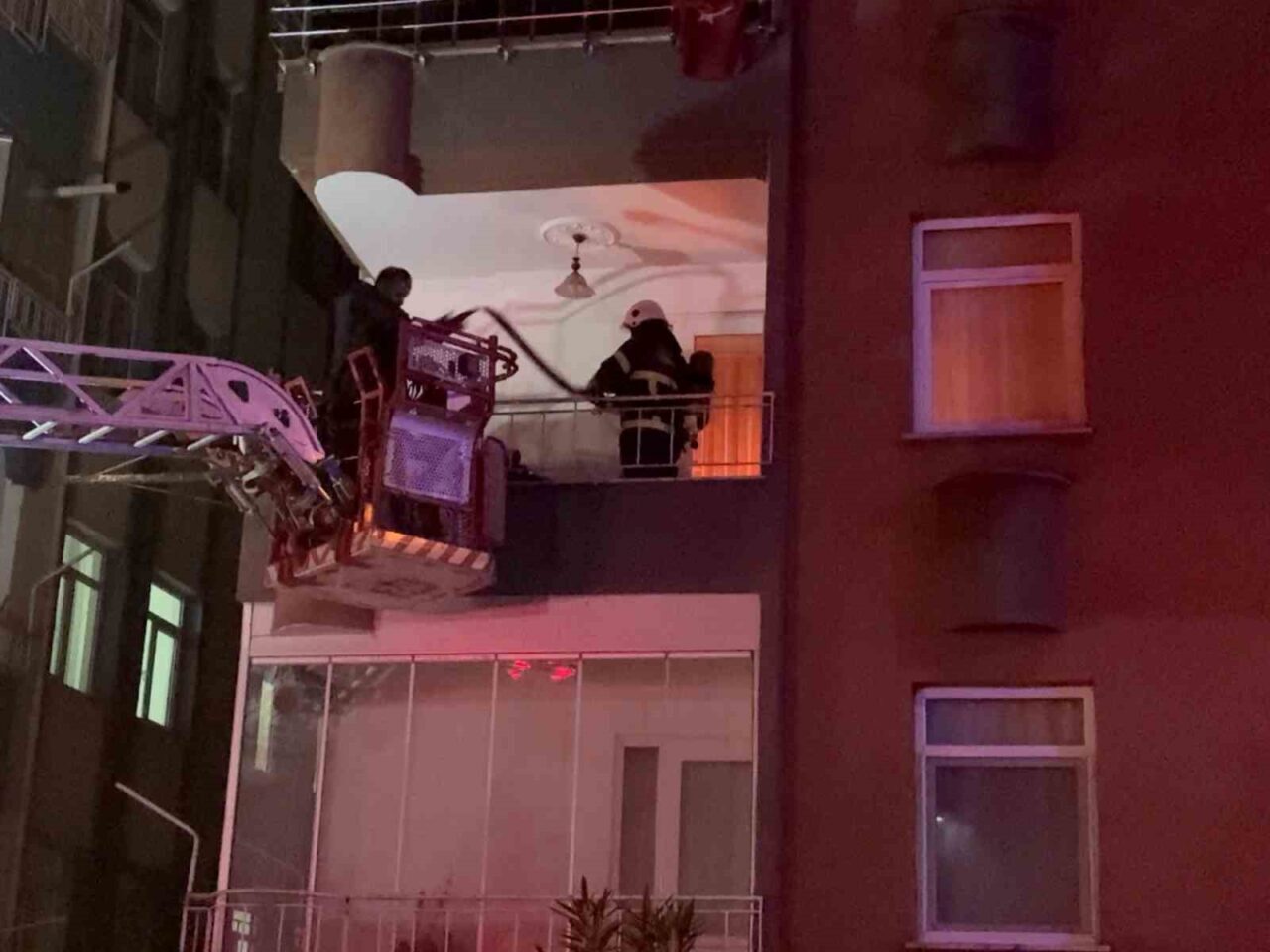 Ordu'nun Ünye ilçesinde bir dairede çıkan yangında 12 yaşındaki A.T.