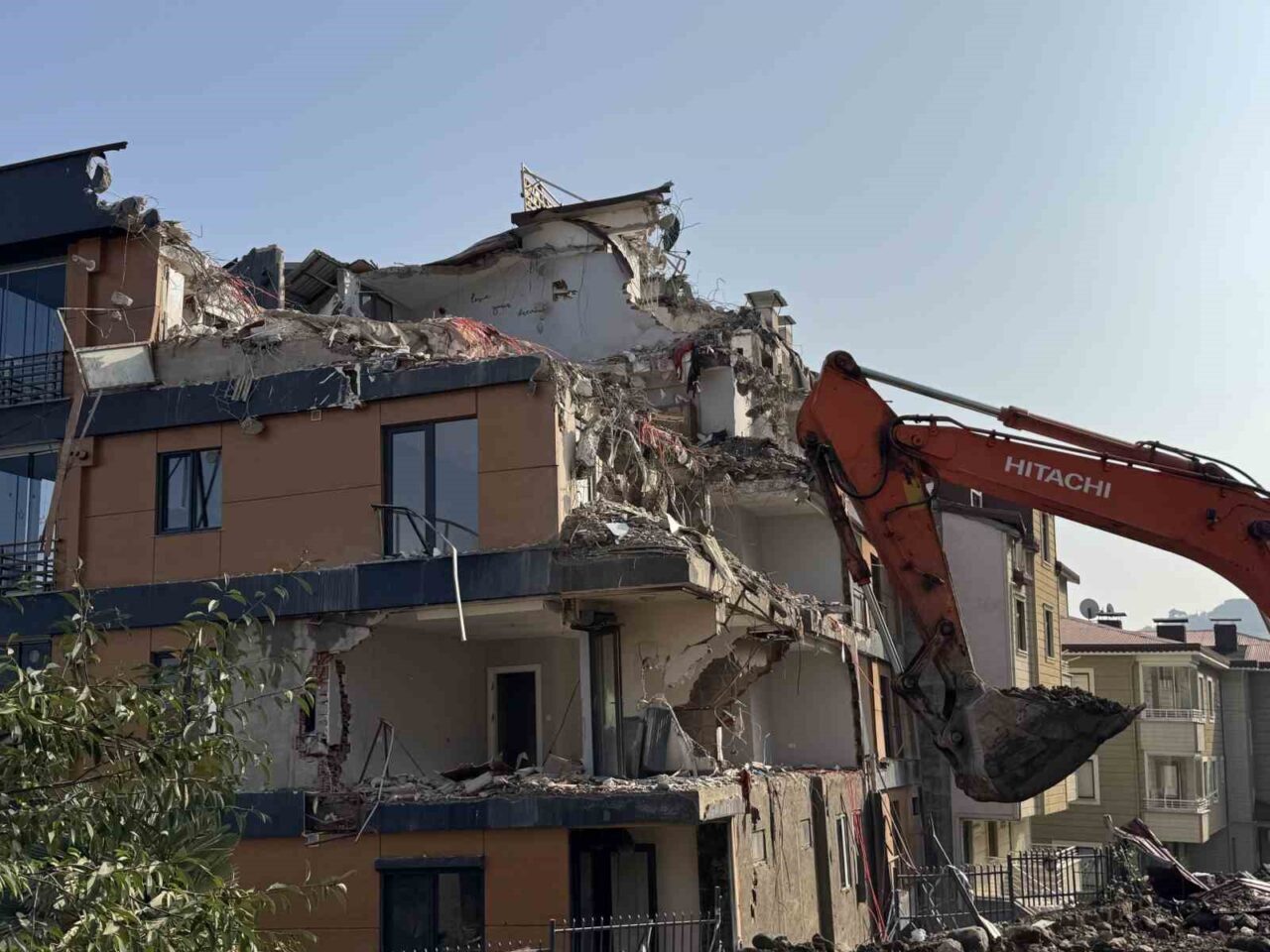 Ordu'nun Güzelyalı Mahallesi'nde, inşaat çalışmaları sonrası zemin kayması nedeniyle çatlaklar