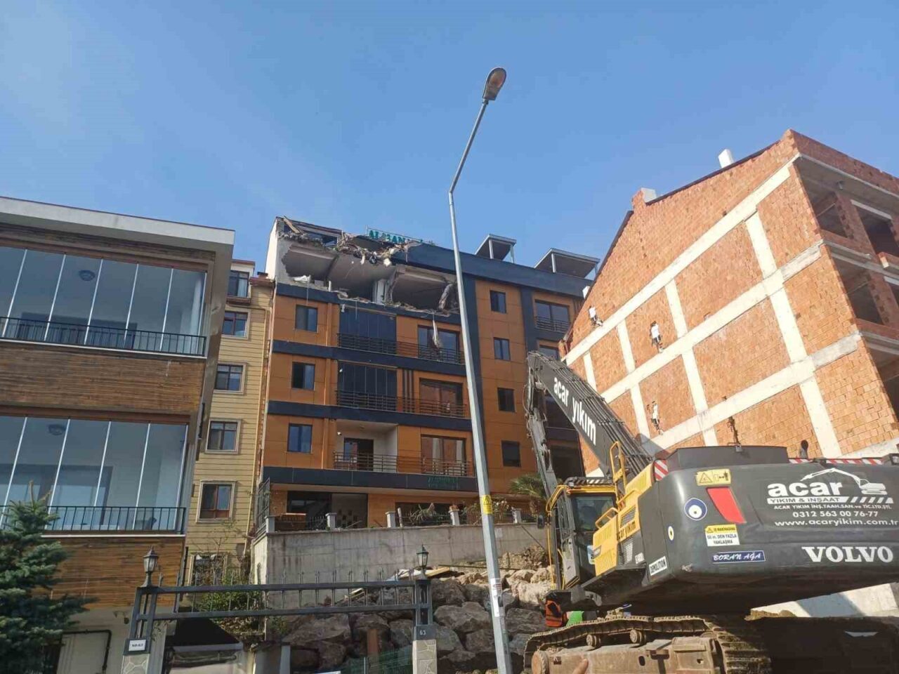 Ordu'nun Güzelyalı Mahallesi'nde inşaat sonrası oluşan zemin kaymasıyla binada çatlaklar