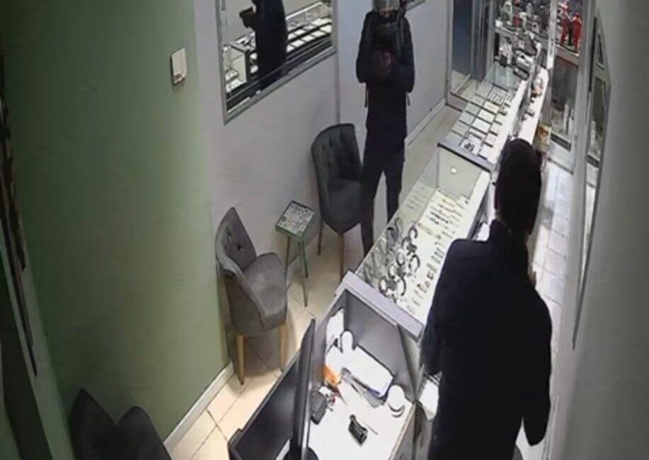 Ordu'nun Fatsa ilçesinde Yılmaz Kuyumculuk'ta gerçekleşen soygunda, silahlı bir soyguncu