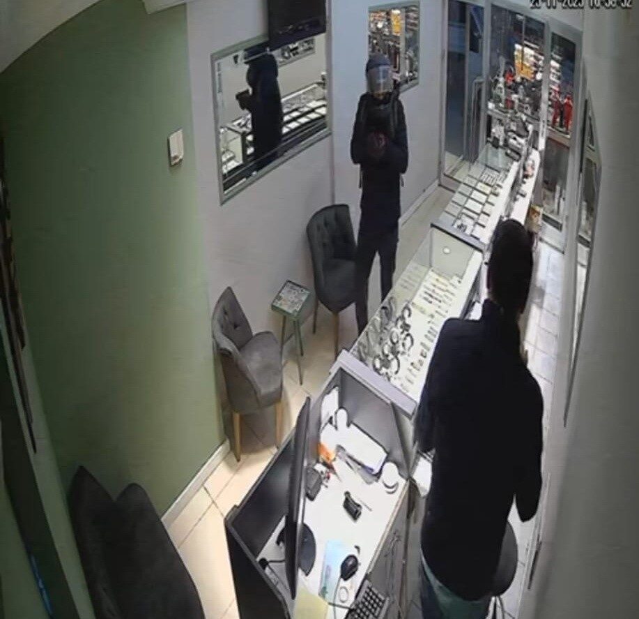 Ordu'nun Fatsa ilçesinde Yılmaz Kuyumculuk'ta gerçekleşen soygunda, silahlı bir soyguncu