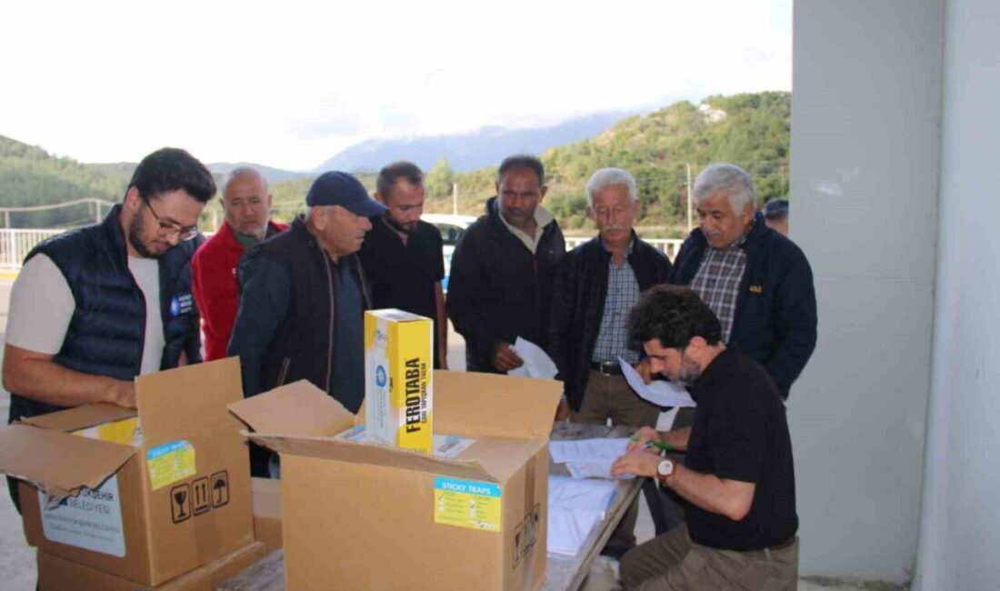 Antalya Büyükşehir Belediyesi, Organik Tarımı Desteklemek İçin 2 Bin 400 Yapışkan Tuzak Dağıttı Antalya Büyükşehir Belediyesi, örtü altı tarımda zararlılarla mücadele için 80