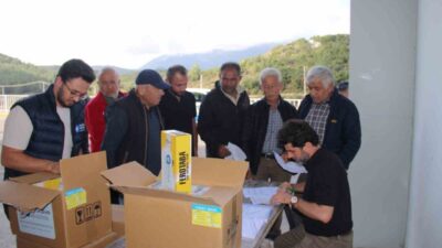 Antalya Büyükşehir Belediyesi, örtü altı tarımda zararlılarla mücadele için 80