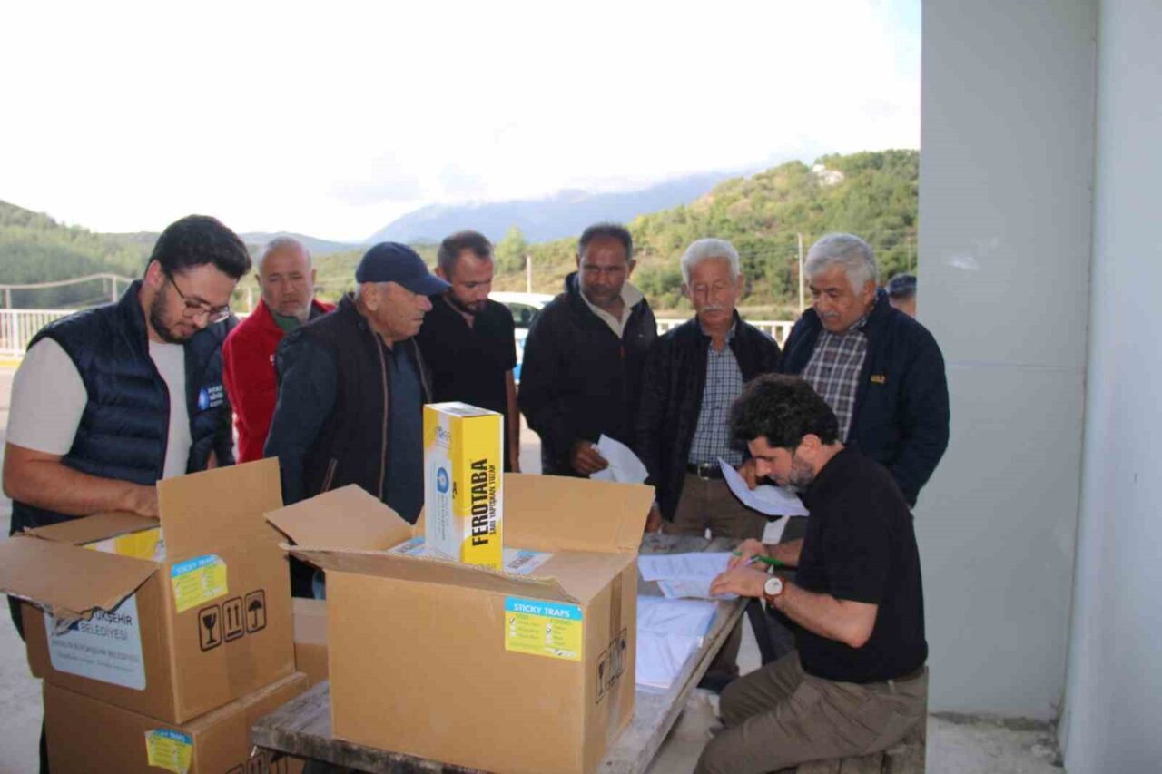 Antalya Büyükşehir Belediyesi, örtü altı tarımda zararlılarla mücadele için 80