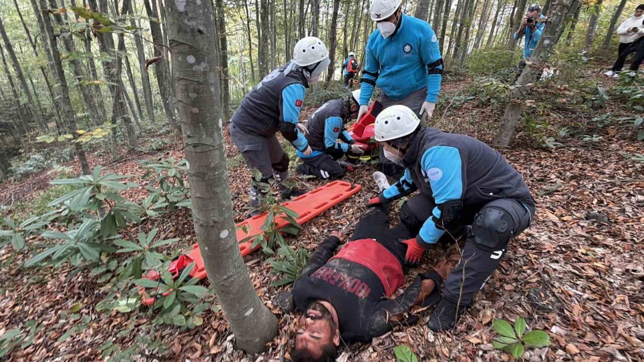 Düzce'de gerçekleştirilen tatbikat, senaryo gereği çıkan orman yangınına müdahale eden