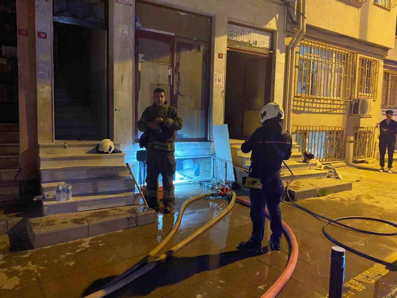 Beşiktaş Ortaköy'de bir antika dükkânında çıkan yangın, itfaiye ekiplerinin hızlı