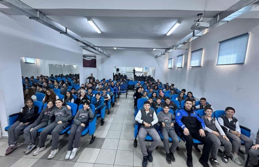 Afyonkarahisar’da Polisler, Ortaokul Öğrencilerine Güvenlik Eğitimi Verdi Afyonkarahisar İl Emniyet Müdürlüğü, Kocatepe Ortaokulu'nda öğrencilere güvenlik eğitimleri düzenledi.