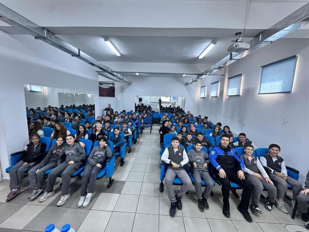 Afyonkarahisar’da Polisler, Ortaokul Öğrencilerine Güvenlik Eğitimi Verdi