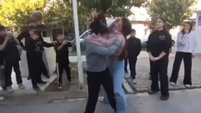 İzmir'in Buca ilçesindeki Atatürk Ortaokulu'nda iki kız öğrenci arasında çıkan