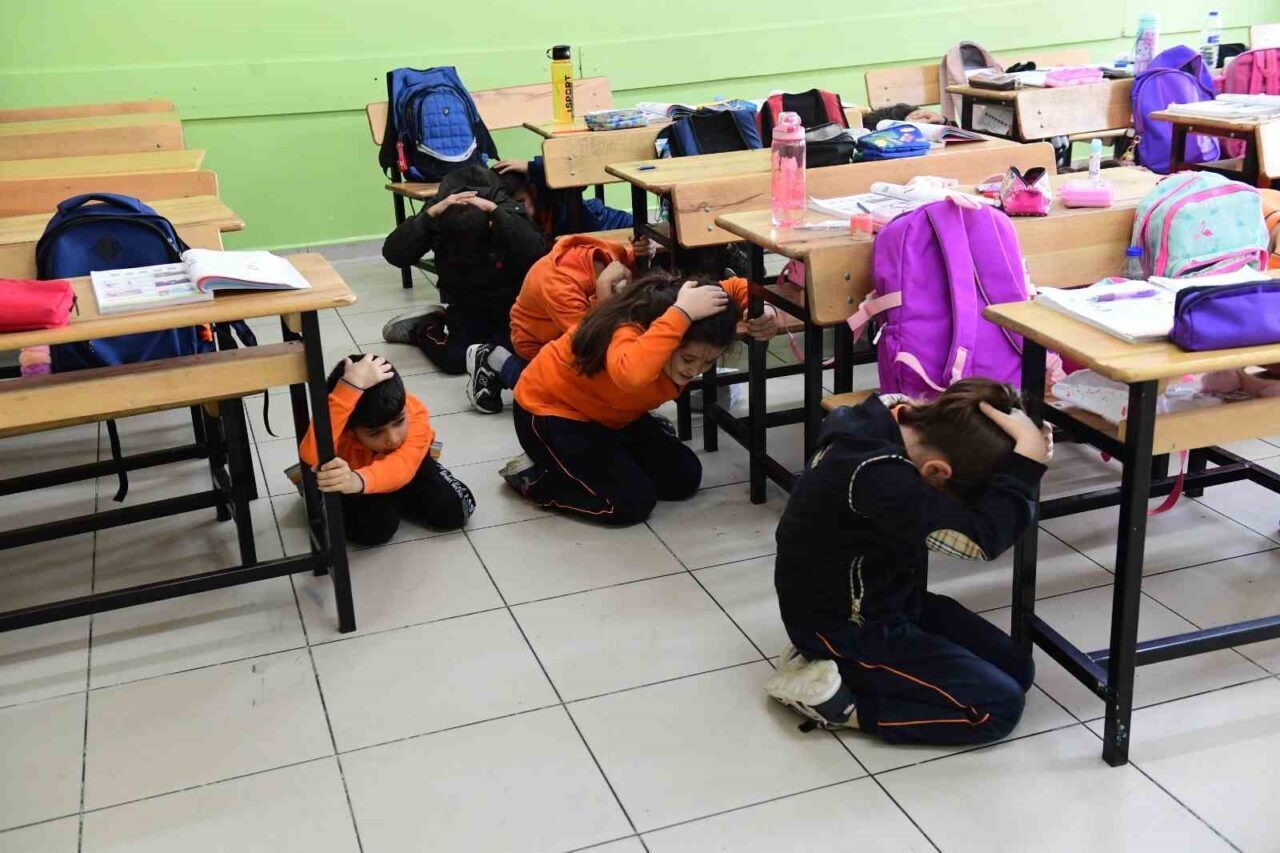 Osmangazi Belediyesi, Mümin Canbaz İlkokulu'nda deprem, yangın ve sel gibi