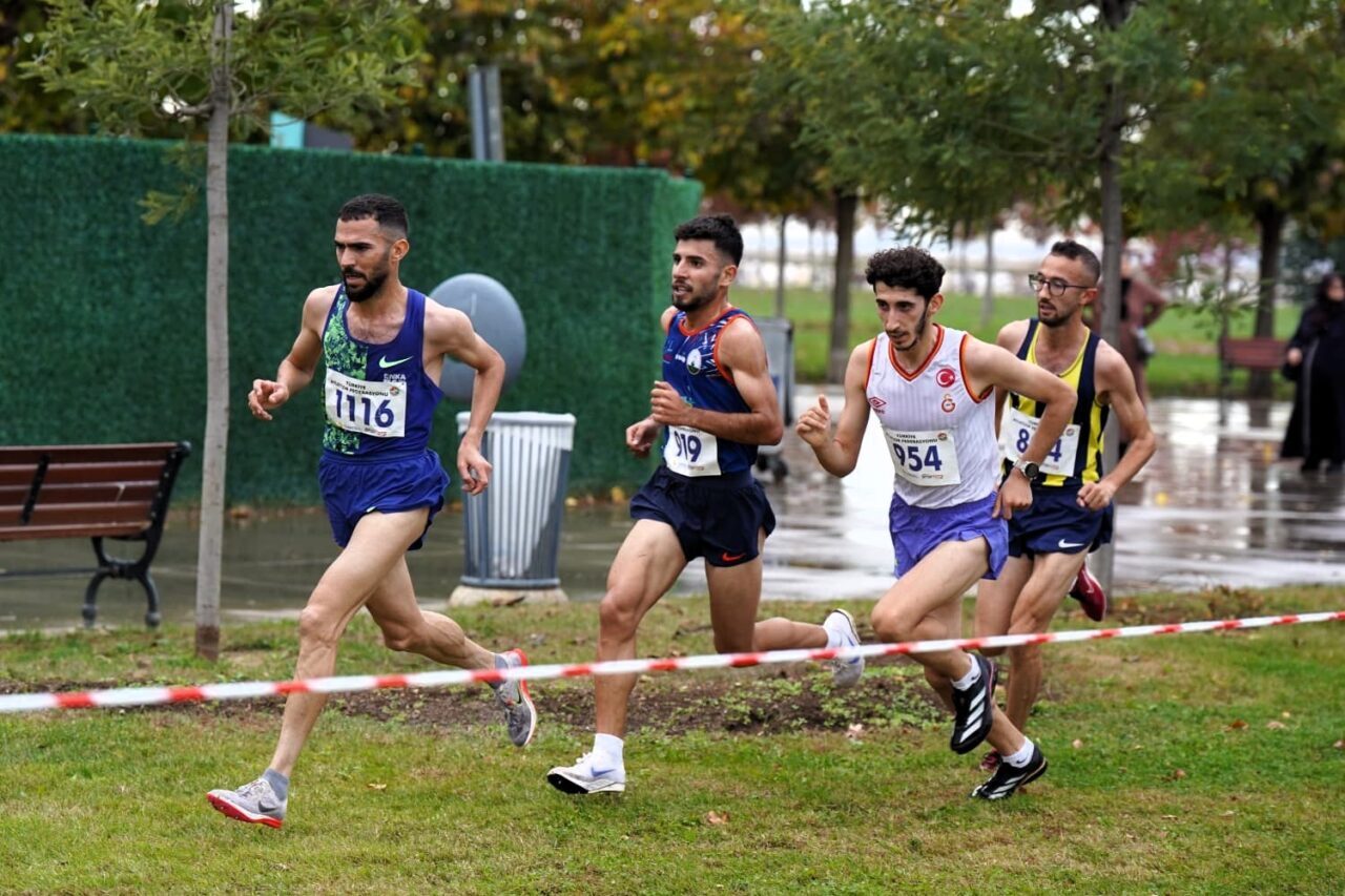 Osmangazi Belediyespor Atletizm Takımı, İstanbul'daki Türkiye Kros Şampiyonası'nda gösterdikleri başarılı
