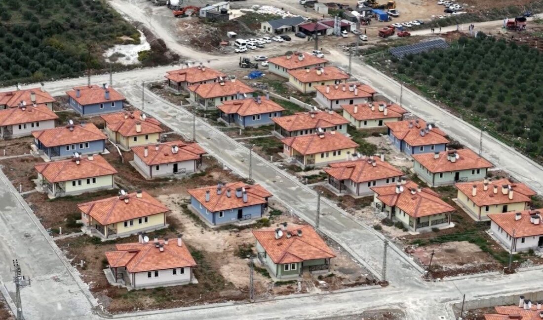 Deprem Konutlarının İnşasında Sona Gelindi, Hak Sahiplerine Bir Ay İçinde Teslim Edilecek Osmaniye'nin Düziçi ilçesindeki Akçakoyunlu Köyü'nde inşaatı süren 138 deprem konutu,