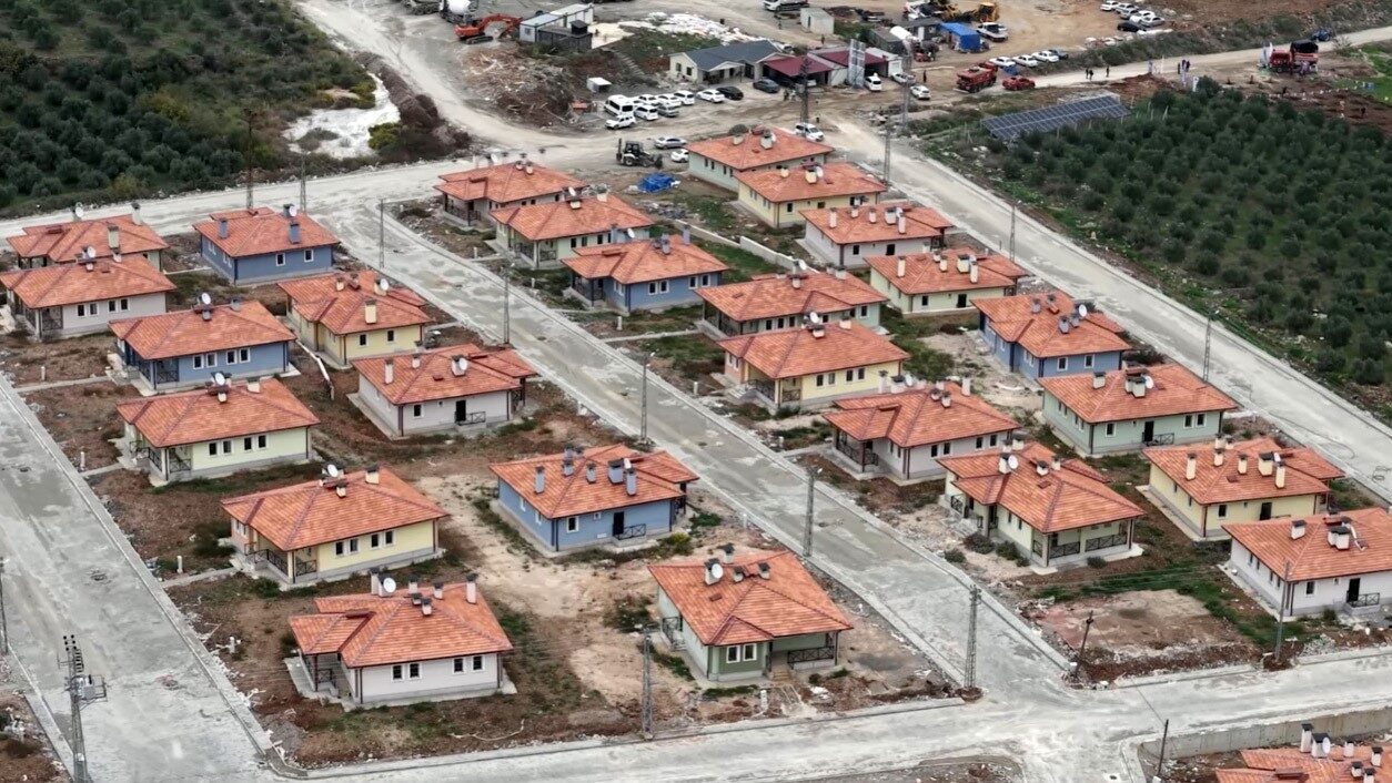 Osmaniye'nin Düziçi ilçesindeki Akçakoyunlu Köyü'nde inşaatı süren 138 deprem konutu,