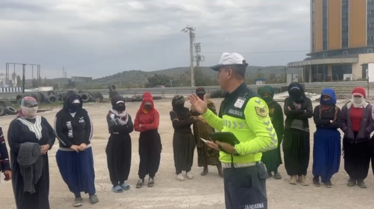 Osmaniye'de jandarma ekipleri, 15 kişilik minibüste 30 yolcunun bulunduğunu tespit