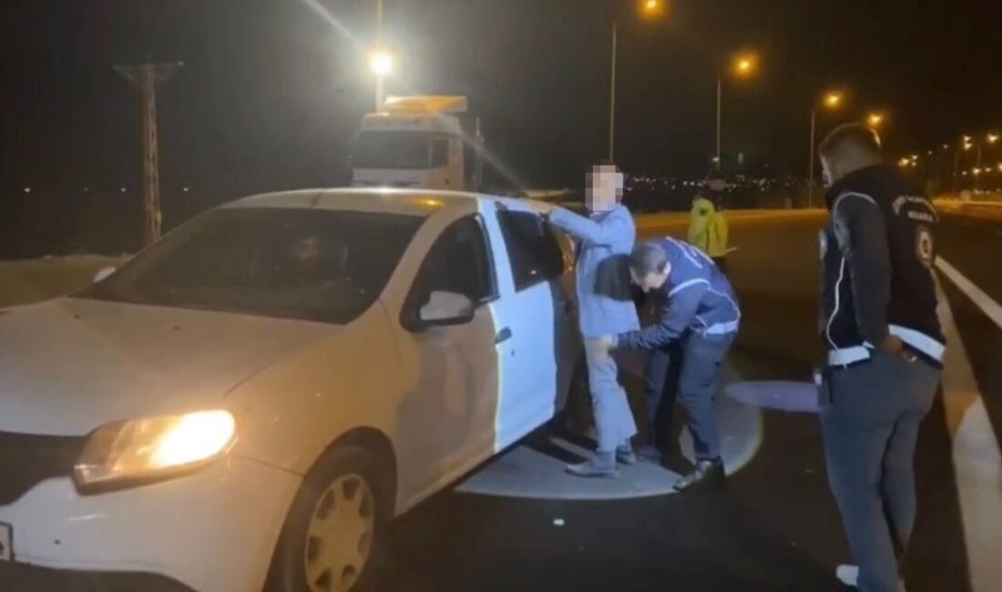 Osmaniye’de kaçak göçmenlere yönelik operasyon: 9 düzensiz göçmen ve 3 organizatör tutuklandı Osmaniye'de gerçekleştirilen denetimlerde, yasa dışı şekilde yurda giriş yapan 9