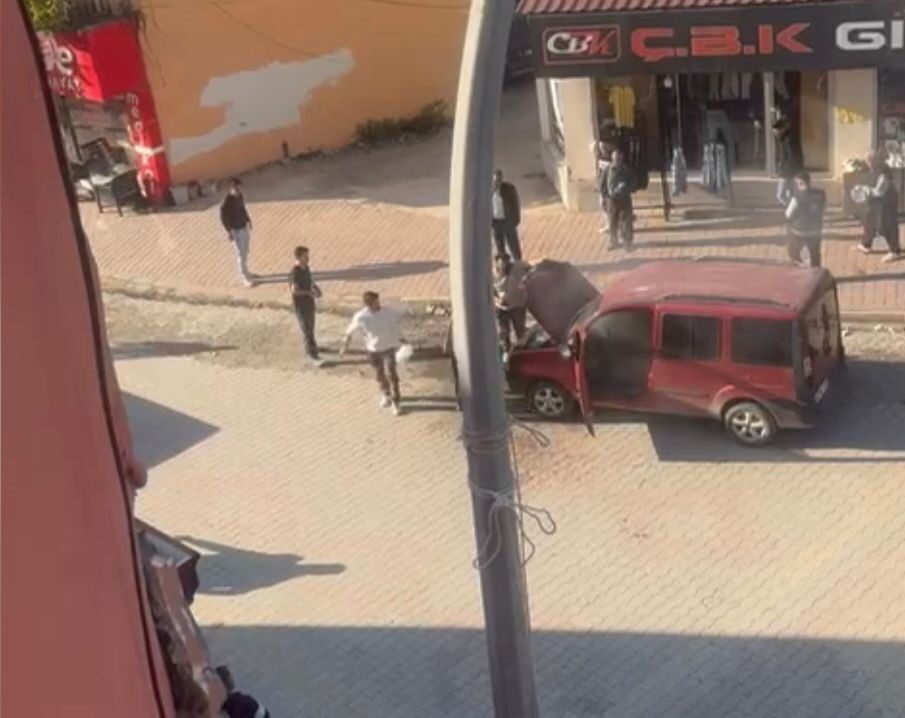 Düziçi’nde Park Halindeki Araçta Yangın, Esnafın Müdahalesiyle Söndürüldü