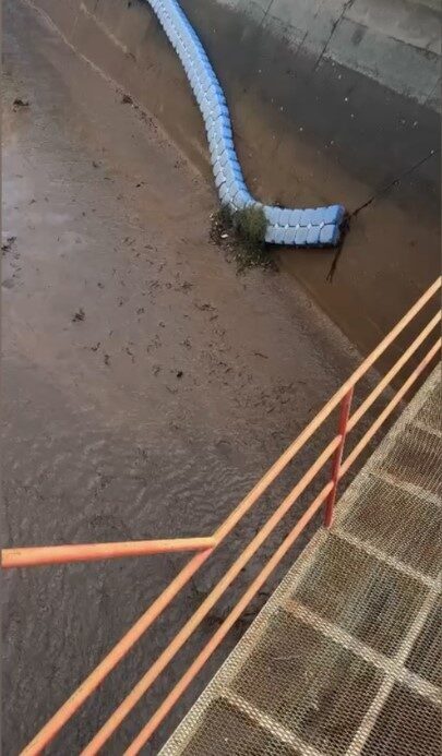 Osmaniye'nin Bahçe ilçesindeki Taşoluk mevkiinde baraj kapaklarının açılmasıyla su seviyesi