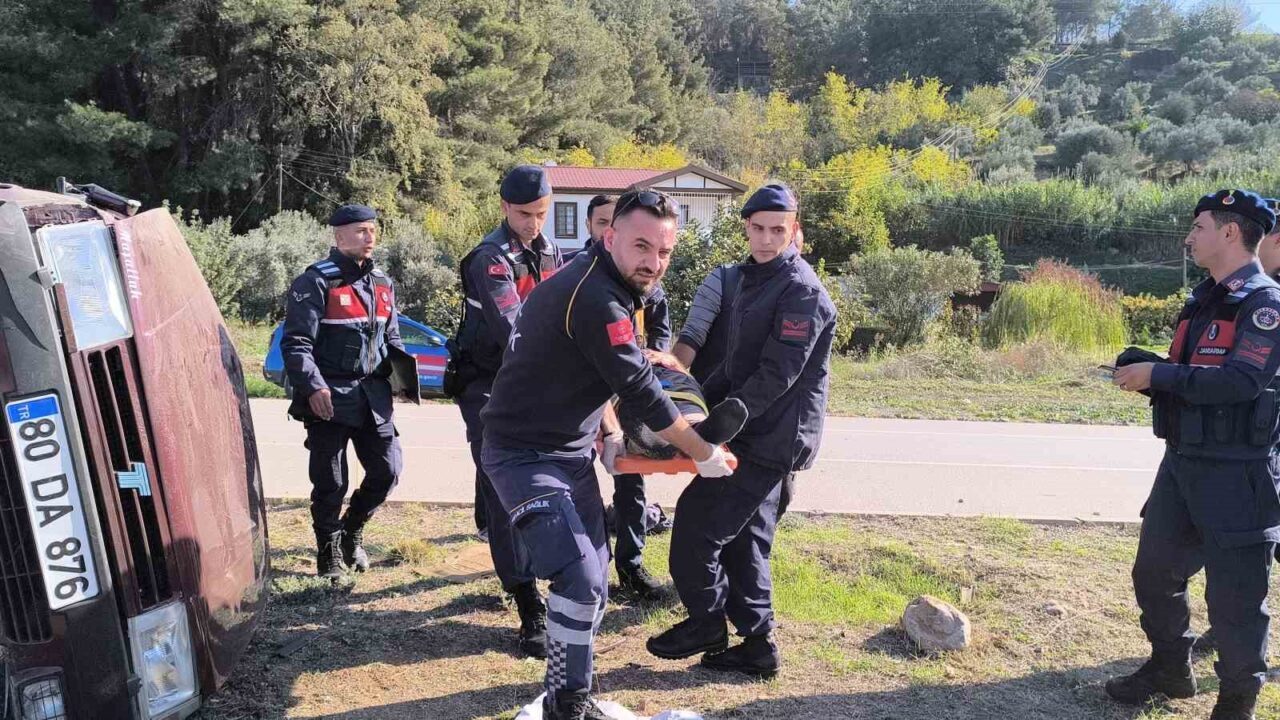 Düziçi’nde Kontrolden Çıkan Araç Refüje Çarparak Devrildi, Sürücü Hafif Yaralandı