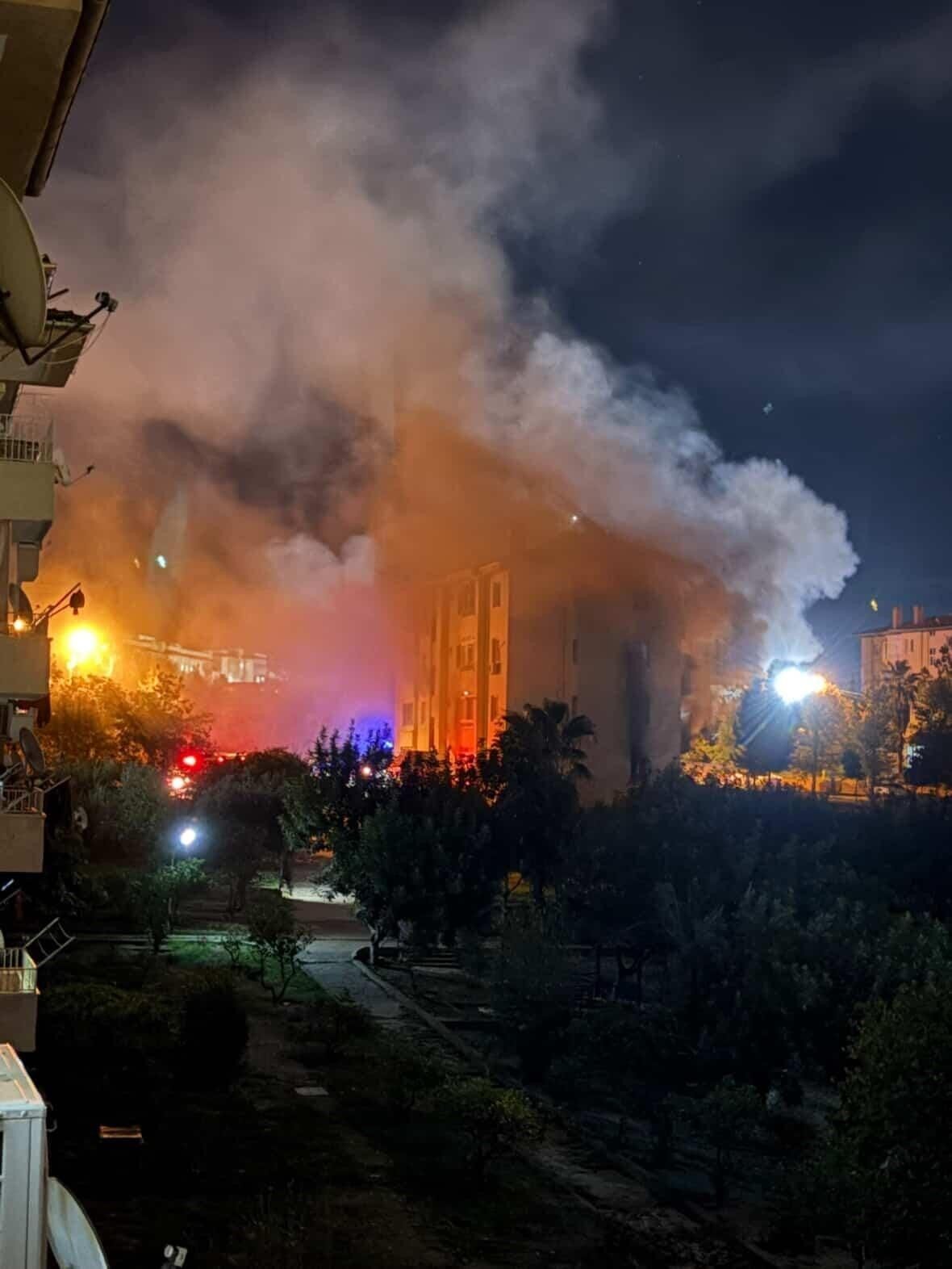 Osmaniye'nin Kadirli ilçesindeki Ergenekon Sitesi'nde 2. katında çıkan yangın, itfaiye