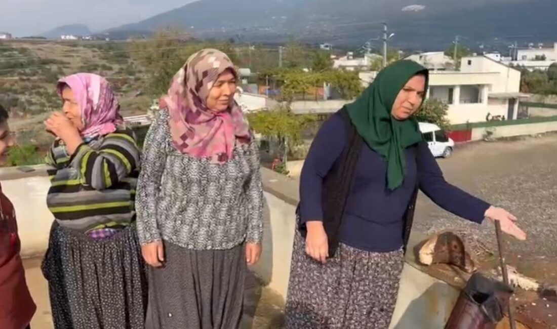 Osmaniye'nin Düziçi ilçesinde sağanak yağış esnasında Ömer Göl'e ait evin