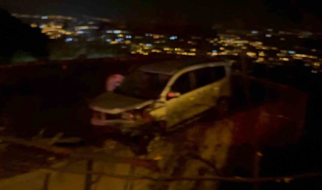 Osmaniye'nin Düziçi ilçesinde, yağmur nedeniyle kayganlaşan yolda kontrolden çıkan hafif