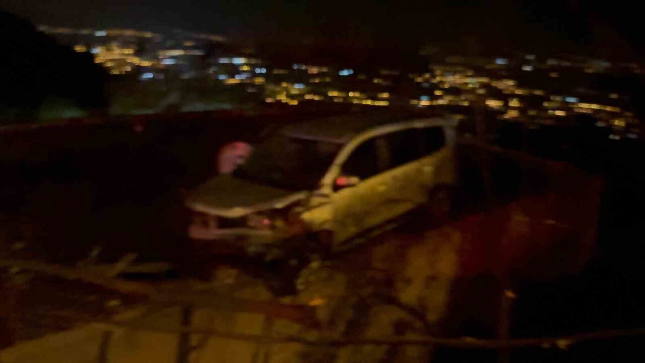 Osmaniye'nin Düziçi ilçesinde, yağmur nedeniyle kayganlaşan yolda kontrolden çıkan hafif