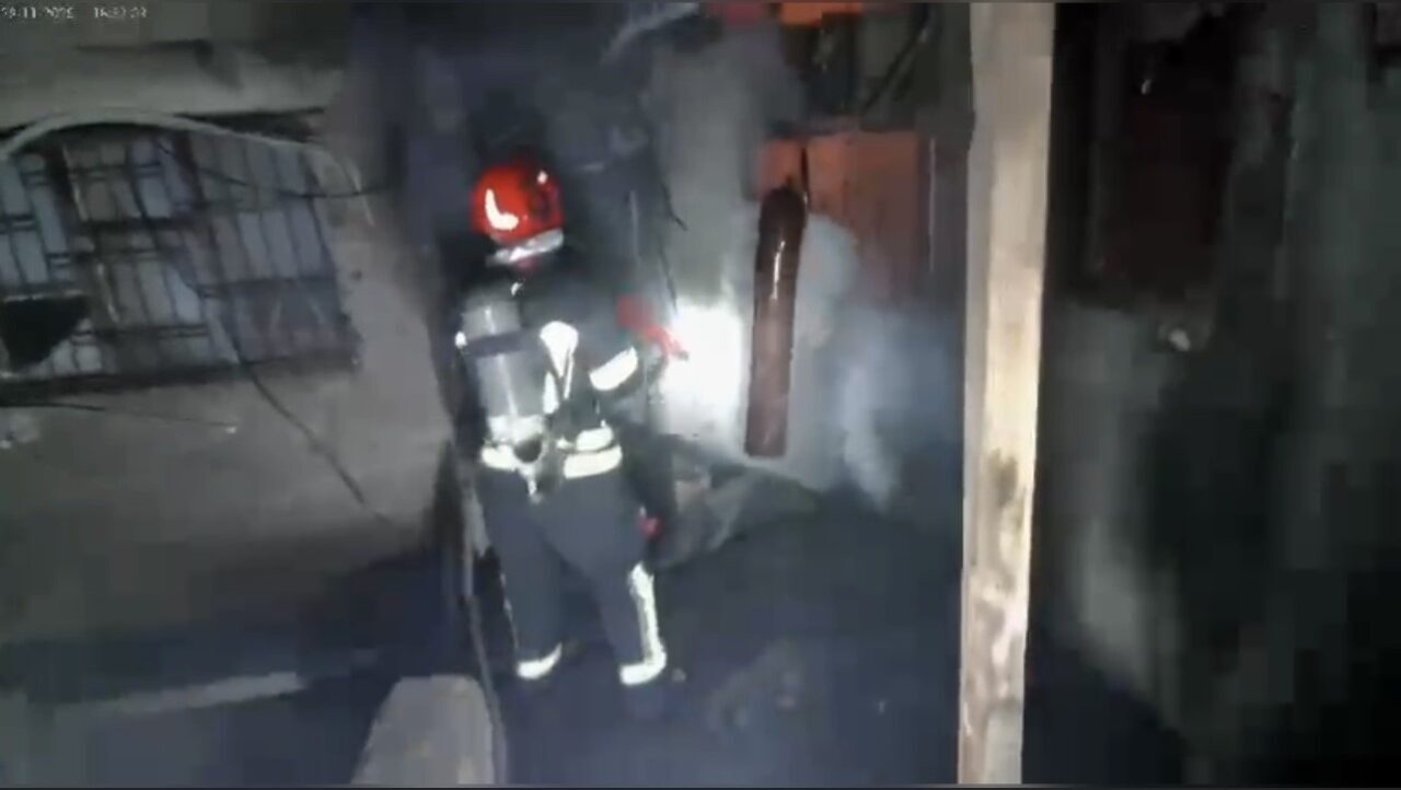 Osmaniye'nin Cumhuriyet Mahallesi'nde bir iki katlı ahşap evde çıkan yangın,