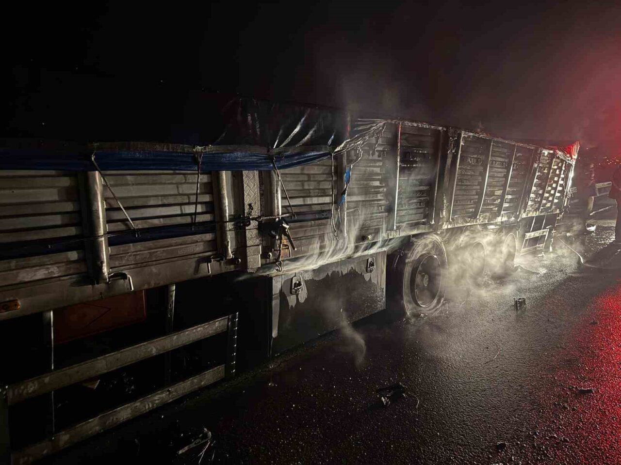 Osmaniye'nin Düziçi ilçesinde TAG Otoyolu'nda mısır yüklü bir tırın dorsesinde