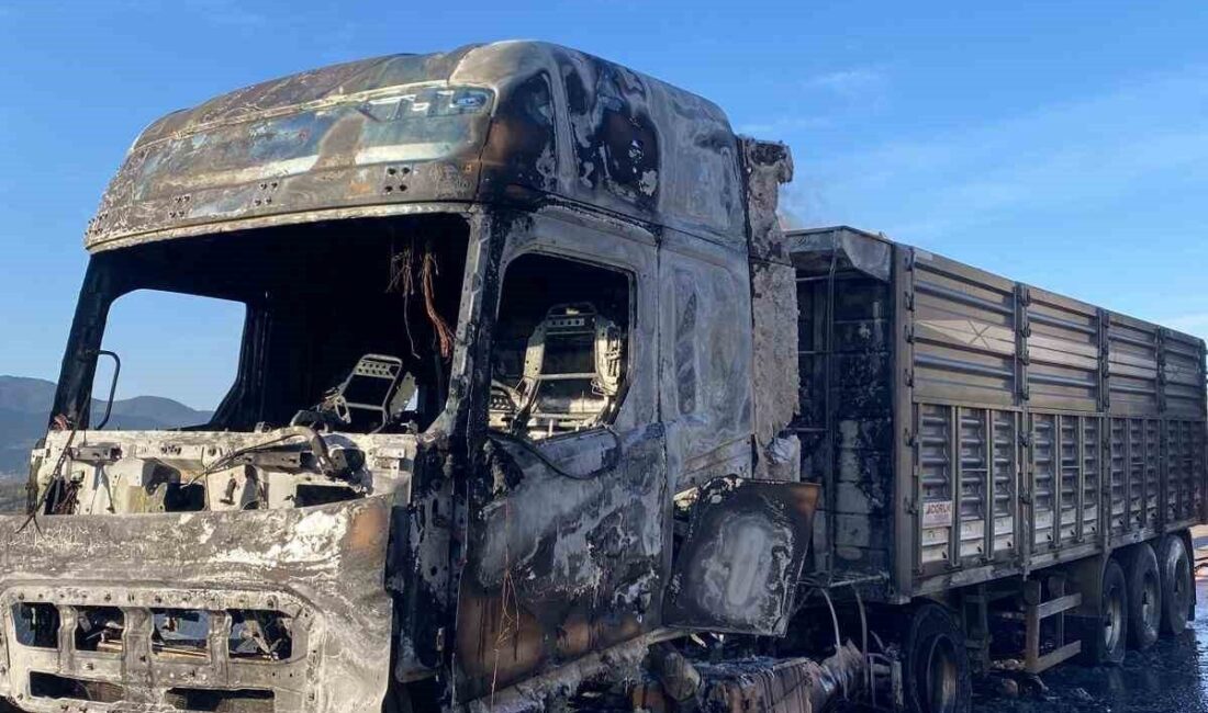 Düziçi’nde Tır Kupasında Yangın Çıktı, İtfaiye Ekipleri Müdahale İle Kontrol Altına Aldı Osmaniye'nin Düziçi ilçesinde, İsmet K. yönetimindeki bir tırın kupasında çıkan