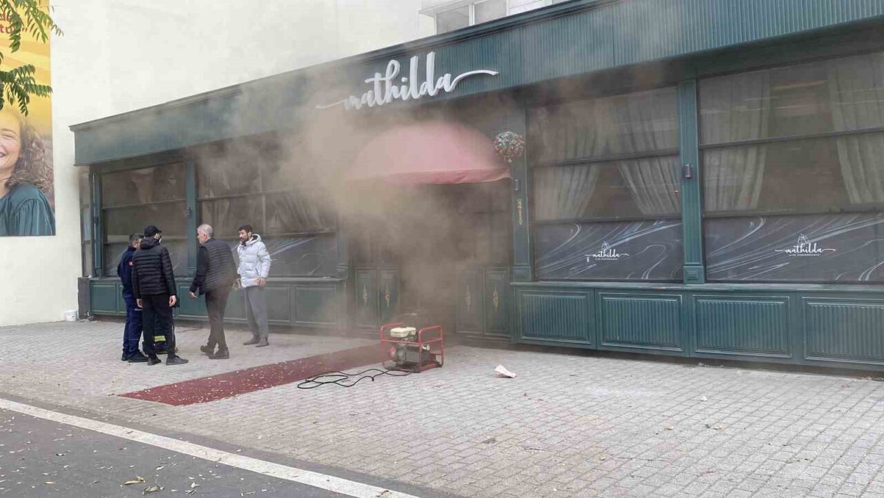 Eskişehir'deki bir otelin restoranında çıkan yangın nedeniyle 152 kişi tedbir