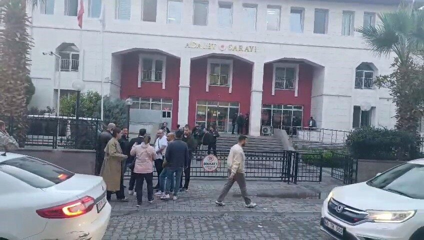 Manisa'nın Turgutlu ilçesindeki Irlamaz Refik Pınar Ortaokulu'nda, okul müdürü Bekir