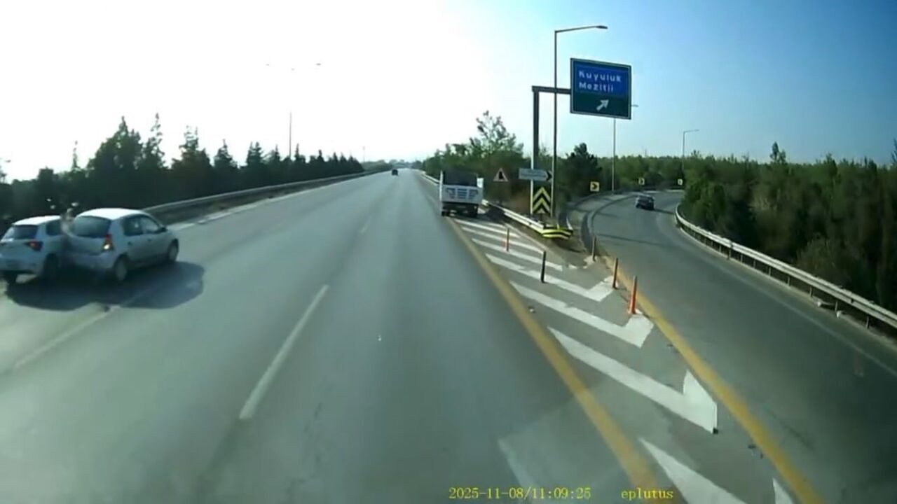 Mersin Mezitli'de bir otomobil, otobanda sol şeritte duran başka bir