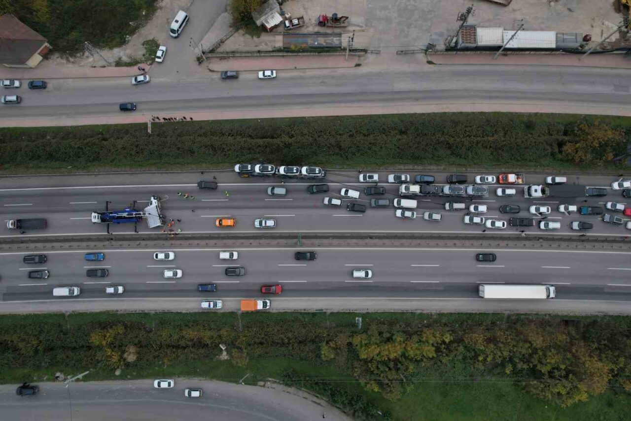 Anadolu Otoyolu'nda, Sakarya'nın Arifiye ilçesinde İ.G. yönetimindeki tır ile S.Ç.