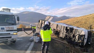 Afyonkarahisar'ın Dinar ilçesinde meydana gelen otobüs kazasında 2 kişi hayatını