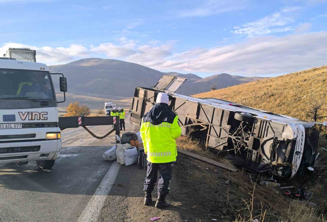 Afyonkarahisar’daki Otobüs Kazasında İki Kişi Hayatını Kaybetti, Kimlik Tespit Çalışmaları Sürüyor