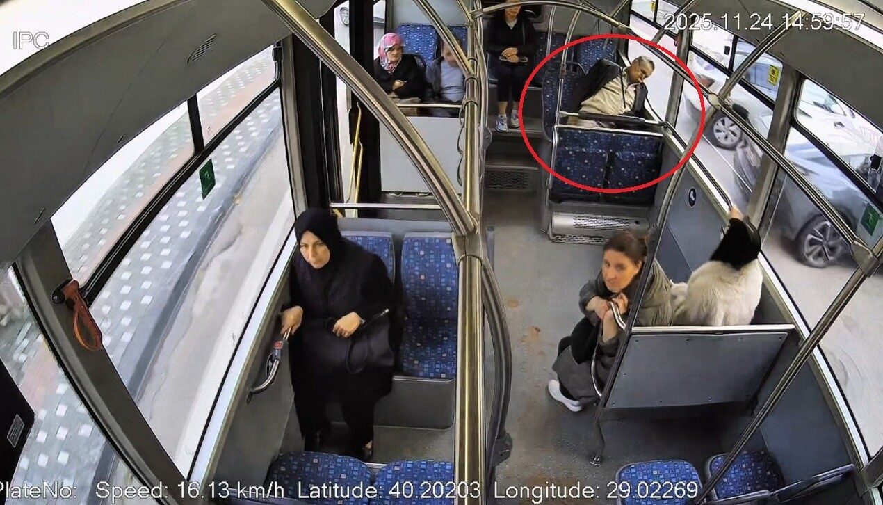 Bursa'da BURULAŞ şoförü Abdurrahman Al, otobüsünde aniden fenalaşan bir yolcuyu