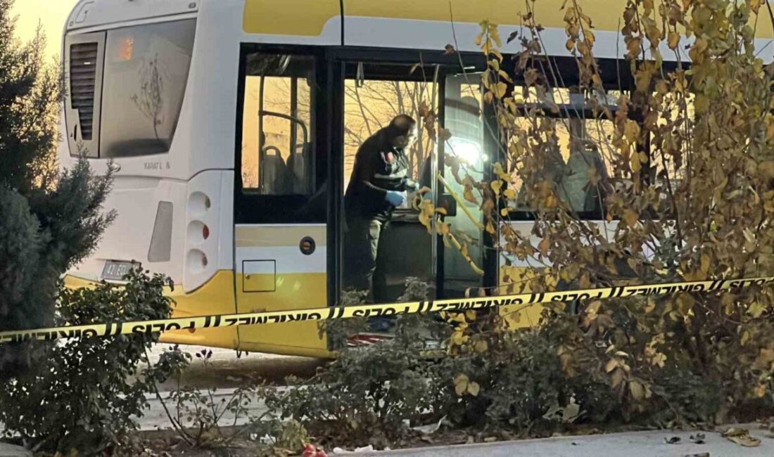 Konya’da Belediye Otobüsünde ‘Yan Bakma’ Nedeniyle Bıçaklama Olayı: Şüpheli Yakalandı Konya'da bir belediye otobüsünde çıkan 'yan bakma' tartışması sonucu 21